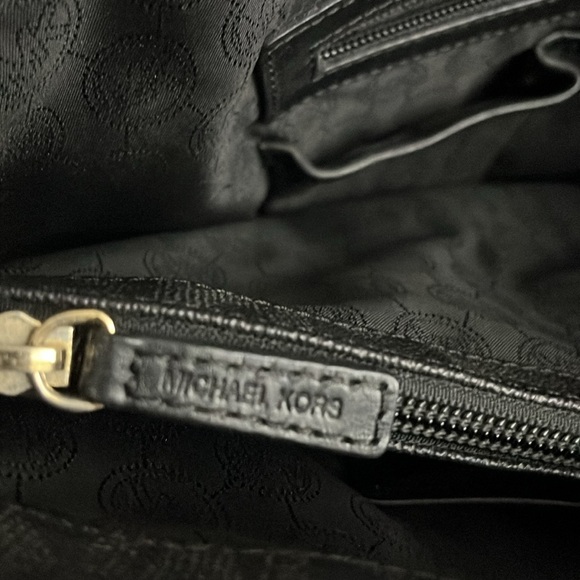 Large Michael Kors Tote. Great shape. Some wear on top of shoulder strap. - Picture 3 of 4